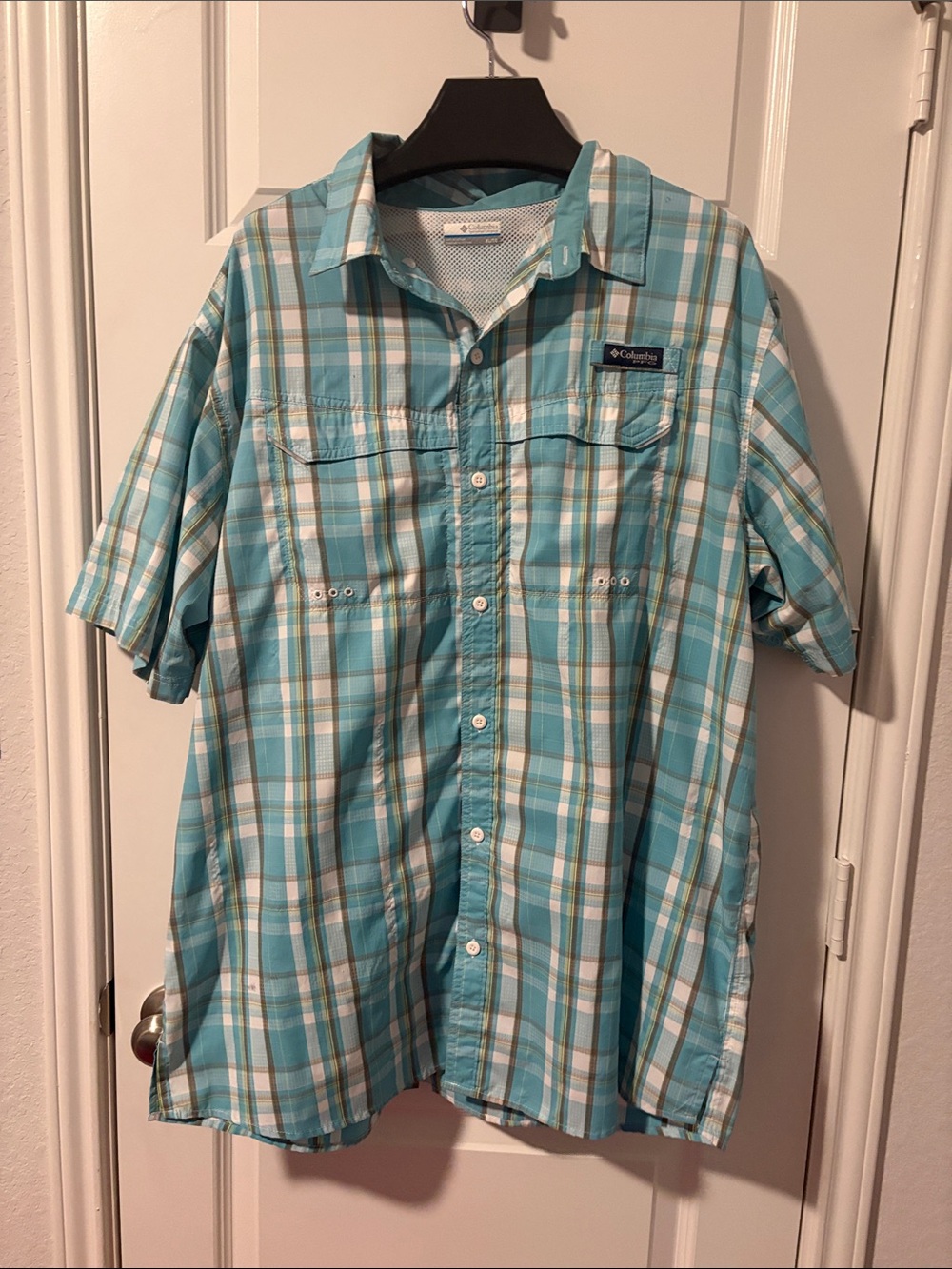 Columbia Men’s Teal and White Plaid Short-Sleeve Button-Down Shirt